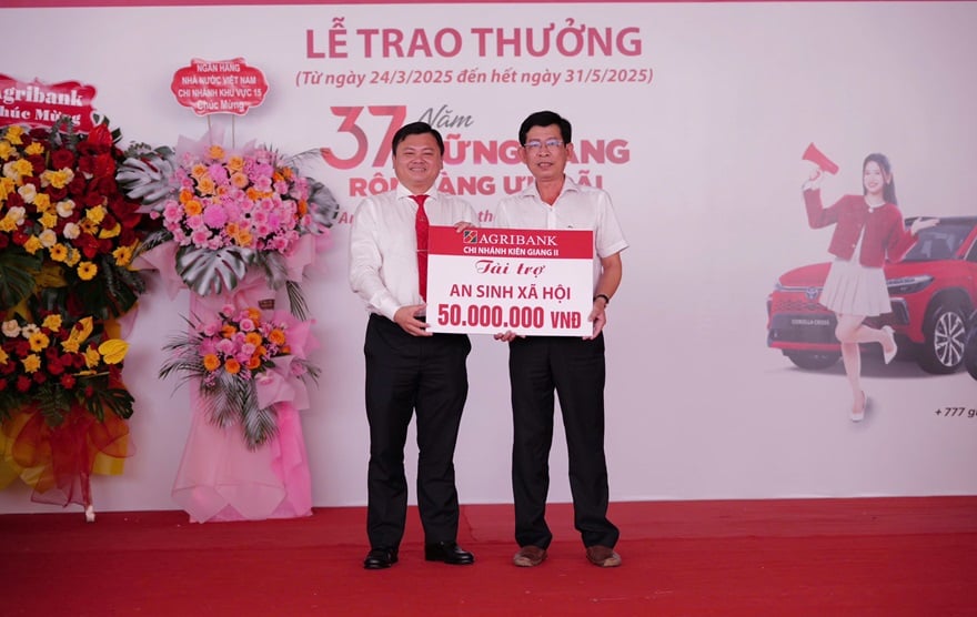 Agribank trao Giải Đặc biệt 01 ô tô cho khách hàng may mắn trong chương trình “37 năm vững vàng - Rộn ràng ưu đãi”- Ảnh 6.