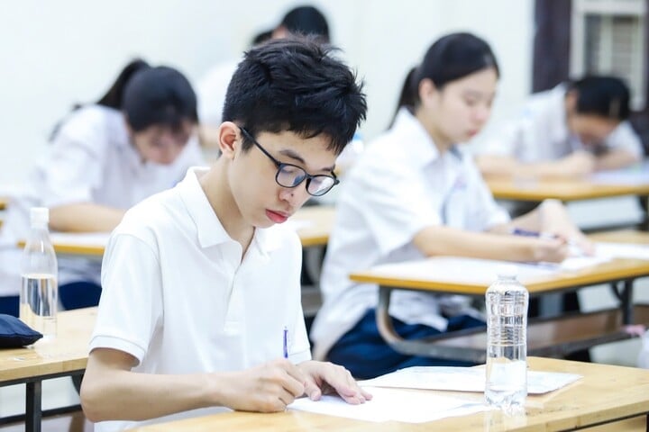 ថ្ងៃ​បិទ​សម្រាប់​ការ​ប្រកាស​ពិន្ទុ​ប្រឡង និង​ពិន្ទុ​គោល​សម្រាប់​ថ្នាក់​ទី១០ នៅ​ទីក្រុង​ហាណូយ។ (រូបភាព​គំនូរ)
