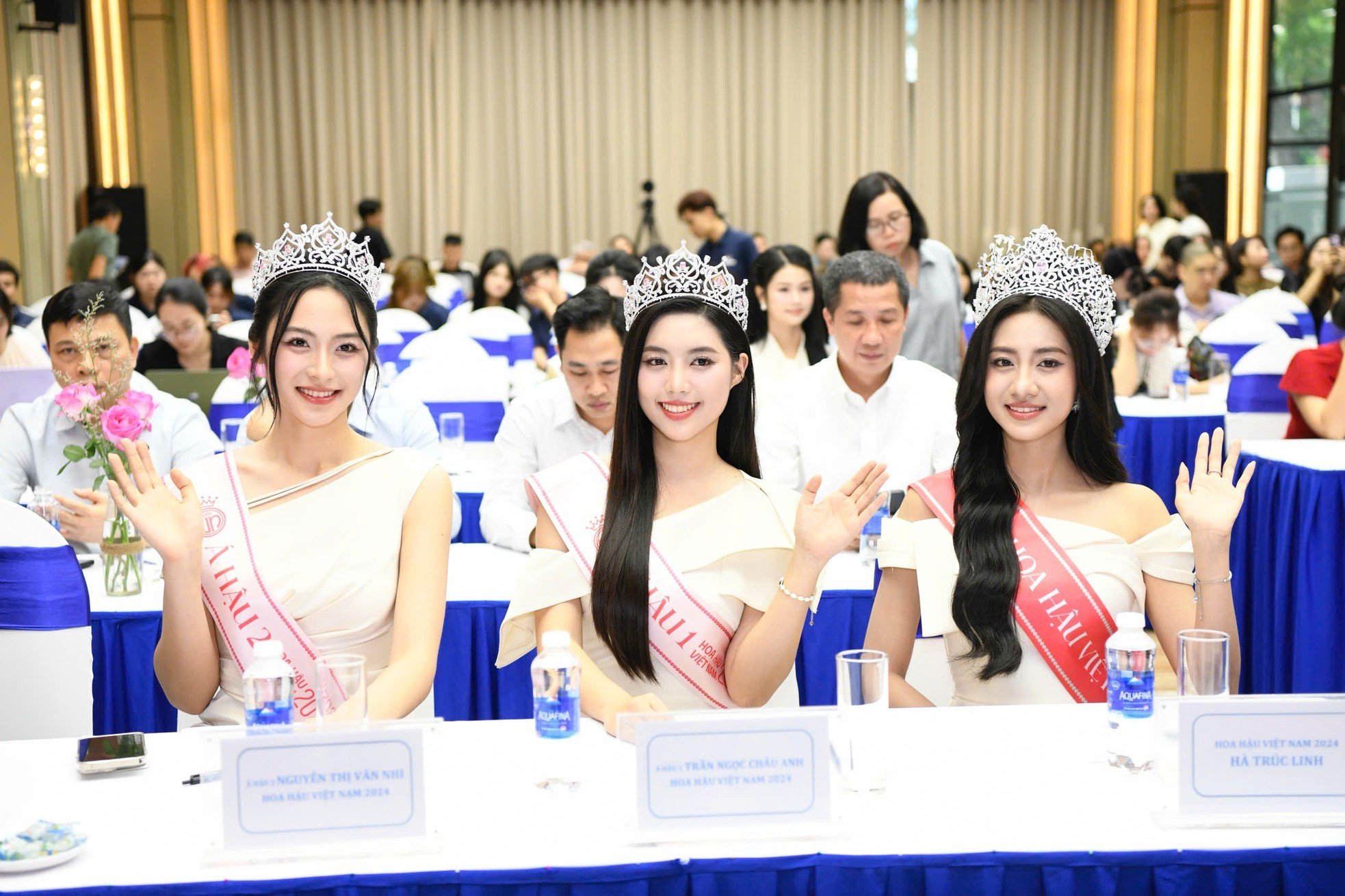 Sau đăng quang, Top 3 Hoa hậu Việt Nam 2024 xuất hiện rạng ngời, đầy bản lĩnh trong buổi họp báo tại Hà Nội, khẳng định sự sẵn sàng cho nhiệm kỳ mới.