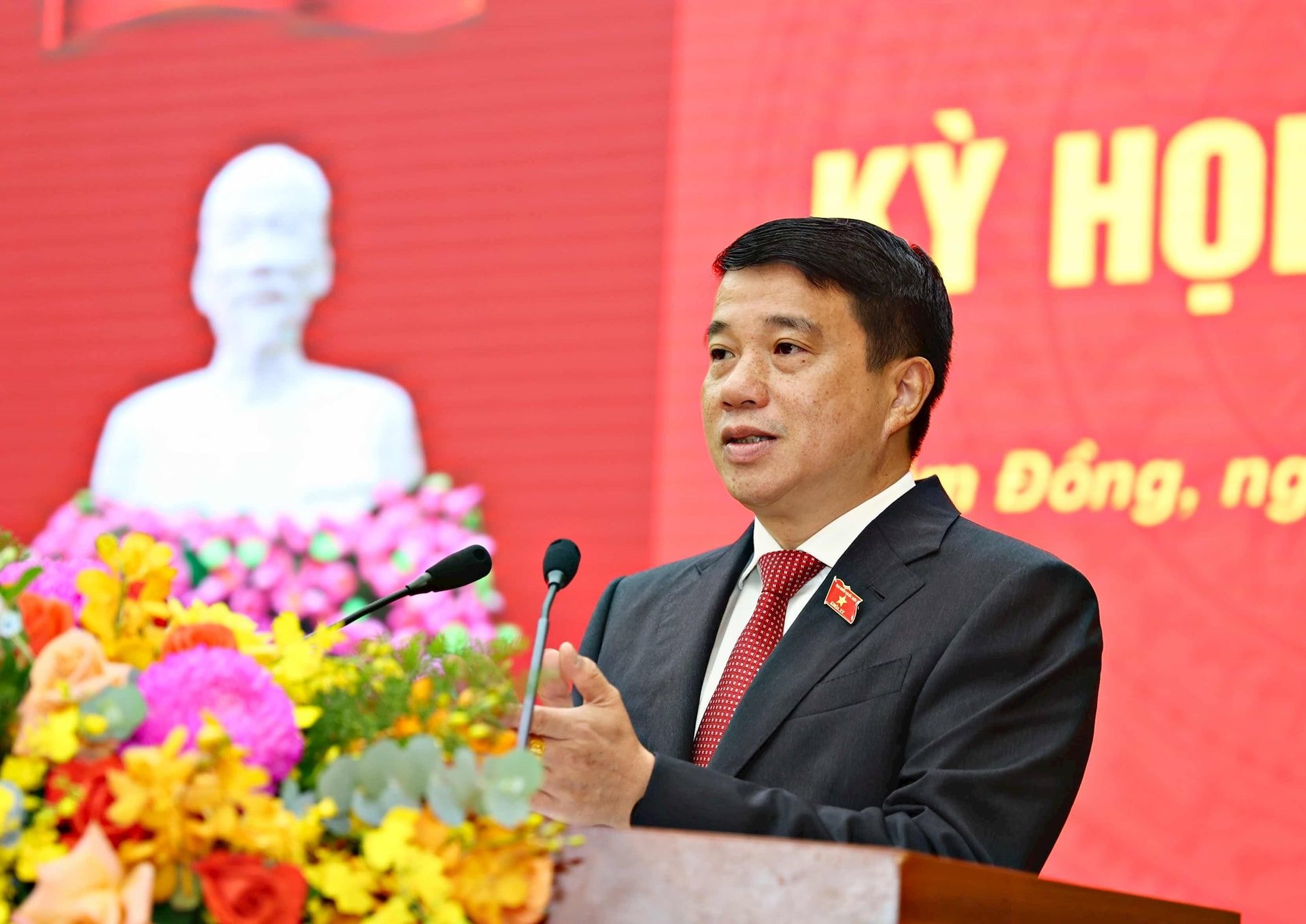 Đồng chí Y Thanh Hà Nie Kđăm - Ủy viên Ban Chấp hành Trung ương Đảng, Bí thư Tỉnh ủy, Trưởng đoàn ĐBQH tỉnh Lâm Đồng phát biểu tại kỳ họp