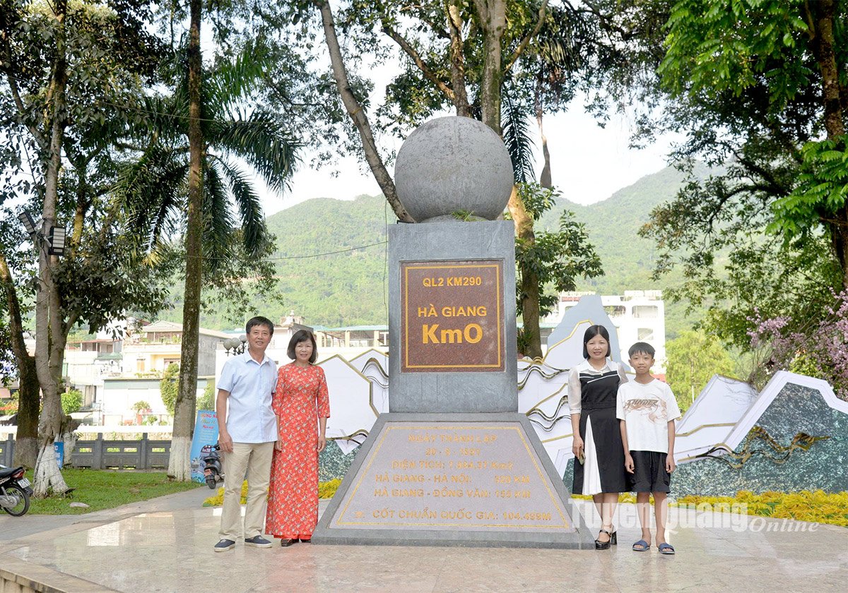 Du khách lưu lại kỷ niệm tại Km0 Hà Giang trong hành trình khám phá mảnh đất địa đầu Tổ quốc. Ảnh: Mộc Lan.