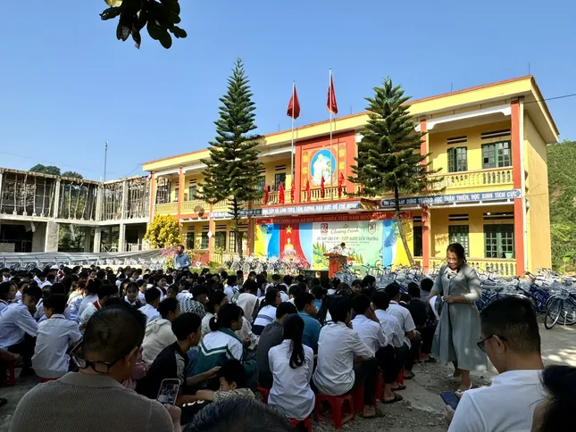 ការប្រកួតវាយកូនហ្គោល Song Long Hoi Tu ឆ្នាំ 2025 ទាក់ទងនឹងការធ្វើដំណើរសប្បុរសធម៌នៅតំបន់ខ្ពង់រាប រូបថត 3