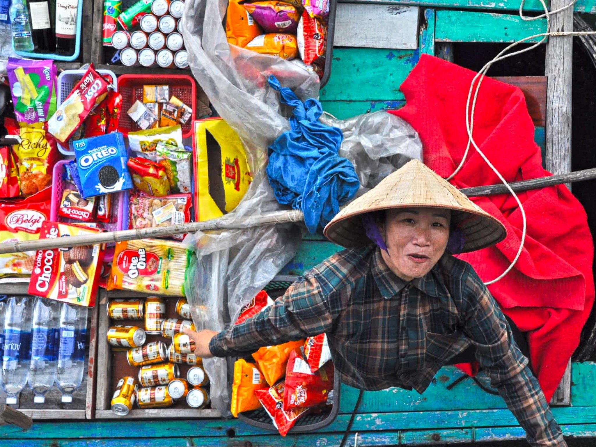 &quot;Bức ảnh này được tôi chụp khi đang ở trên boong tàu du lịch. Lúc đó, tôi nghe thấy tiếng gọi từ dưới mặt nước, quay sang nhìn thì thấy một người phụ nữ ngay phía dưới, cô chèo thuyền ra giữa vịnh để bán nước cho hành khách. Đúng lúc ấy, máy ảnh đang đeo sẵn trên cổ - một khoảnh khắc hoàn hảo, đúng thời điểm, đúng thiết bị&quot;, du khách Andy Dixon chia sẻ. Ảnh: Andy Dixon.