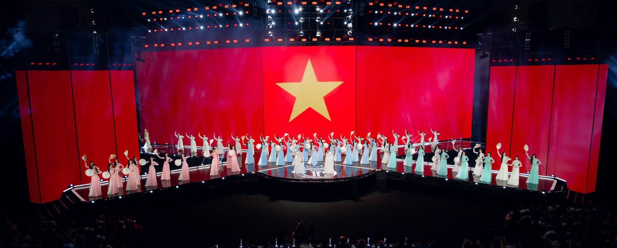 Chung khảo toàn quốc Hoa hậu Việt Nam 2024 diễn ra tối 20/4 tại Cung Thể thao Quần Ngựa (Ba Đình, Hà Nội), sân khấu hoành tráng lấy cảm hứng từ Hoàng Thành Thăng Long, với thiết kế ánh sáng biểu tượng 4 trụ cột: Nhan sắc - Văn hóa - Trí tuệ - Cống hiến. Đây là lần đầu tiên, phần hô tên thí sinh được đưa vào, tạo không khí thân thiện. Hình ảnh cờ đỏ sao vàng được đưa lên sân khấu Chung khảo trong phần đồng diễn áo dài, trên nền nhạc Việt Nam hào quang rực sáng chạm tới cảm xúc.