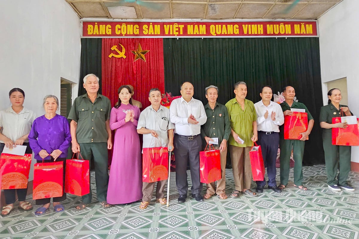 Chủ tịch UBND tỉnh Phan Huy Ngọc tặng quà các gia đình chính sách của xã Trung Sơn.