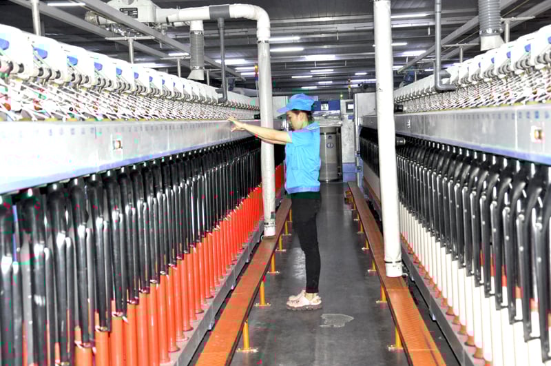 Lao động sau đào tạo làm việc tại các doanh nghiệp trong Khu Công nghiệp cảng biển Hải Hà.
