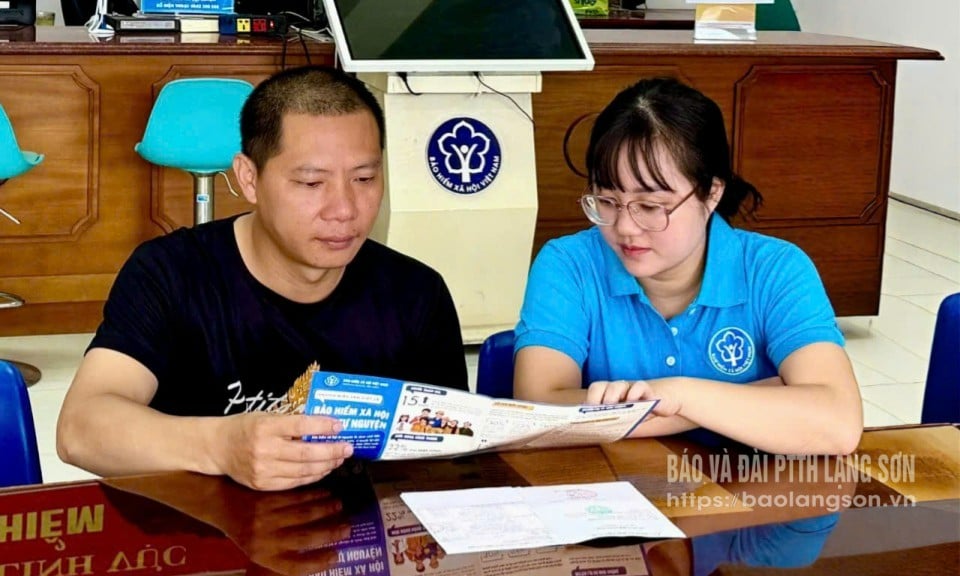 Cán bộ BHXH Tràng Định tuyên truyền vận động người dân tham gia BHXH  tự nguyện