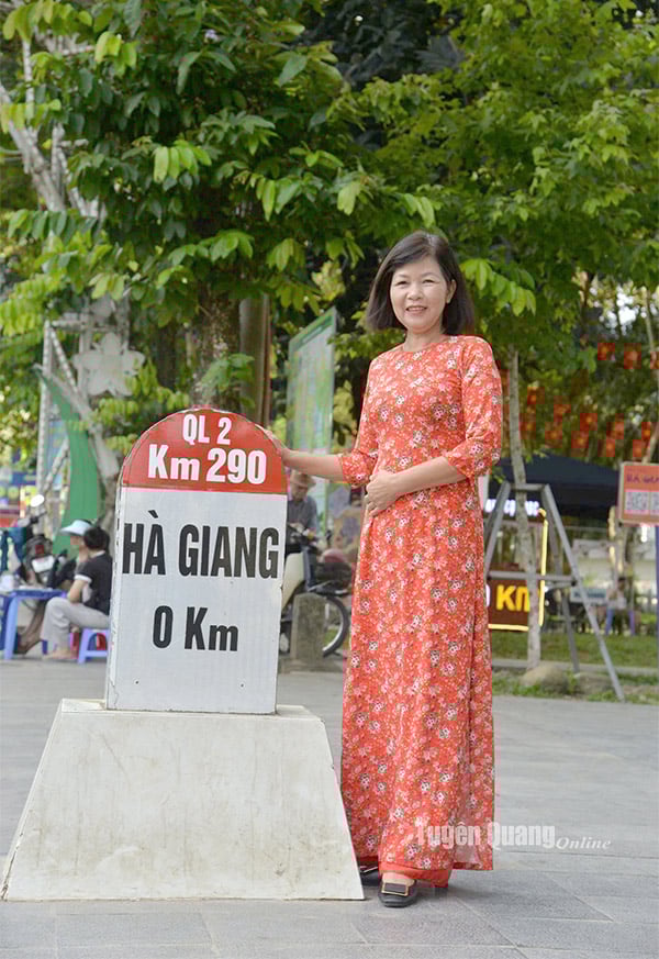 Chị Trần Mai Sen, xã Thái Bình, tỉnh Tuyên Quang ghi lại khoảnh khắc bên Km0 Hà Giang vào đúng dịp sáp nhập tỉnh. Ảnh: Thu Phương