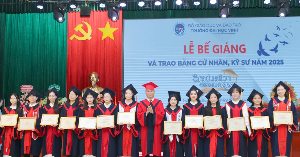 Trường Đại học Vinh tổ chức bế giảng và trao bằng tốt nghiệp năm 2025