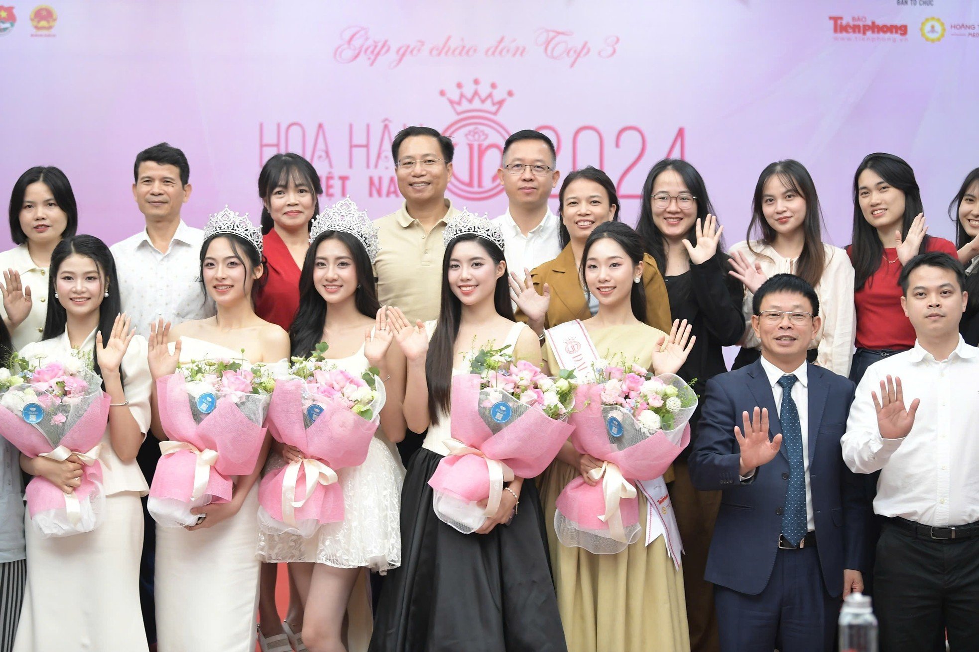 Sau đăng quang, Hoa hậu Hà Trúc Linh cùng hai Á hậu Châu Anh và Vân Nhi đã có chuyến “về thăm nhà” đầy cảm xúc tại báo Tiền Phong và Hoàng Thành Media. Họ chia sẻ kỷ niệm hậu trường, bật khóc vì xúc động và bày tỏ lòng biết ơn với những người đồng hành. Nhiệm kỳ “Rạng rỡ Việt Nam” khởi đầu đầy cảm xúc và hy vọng.