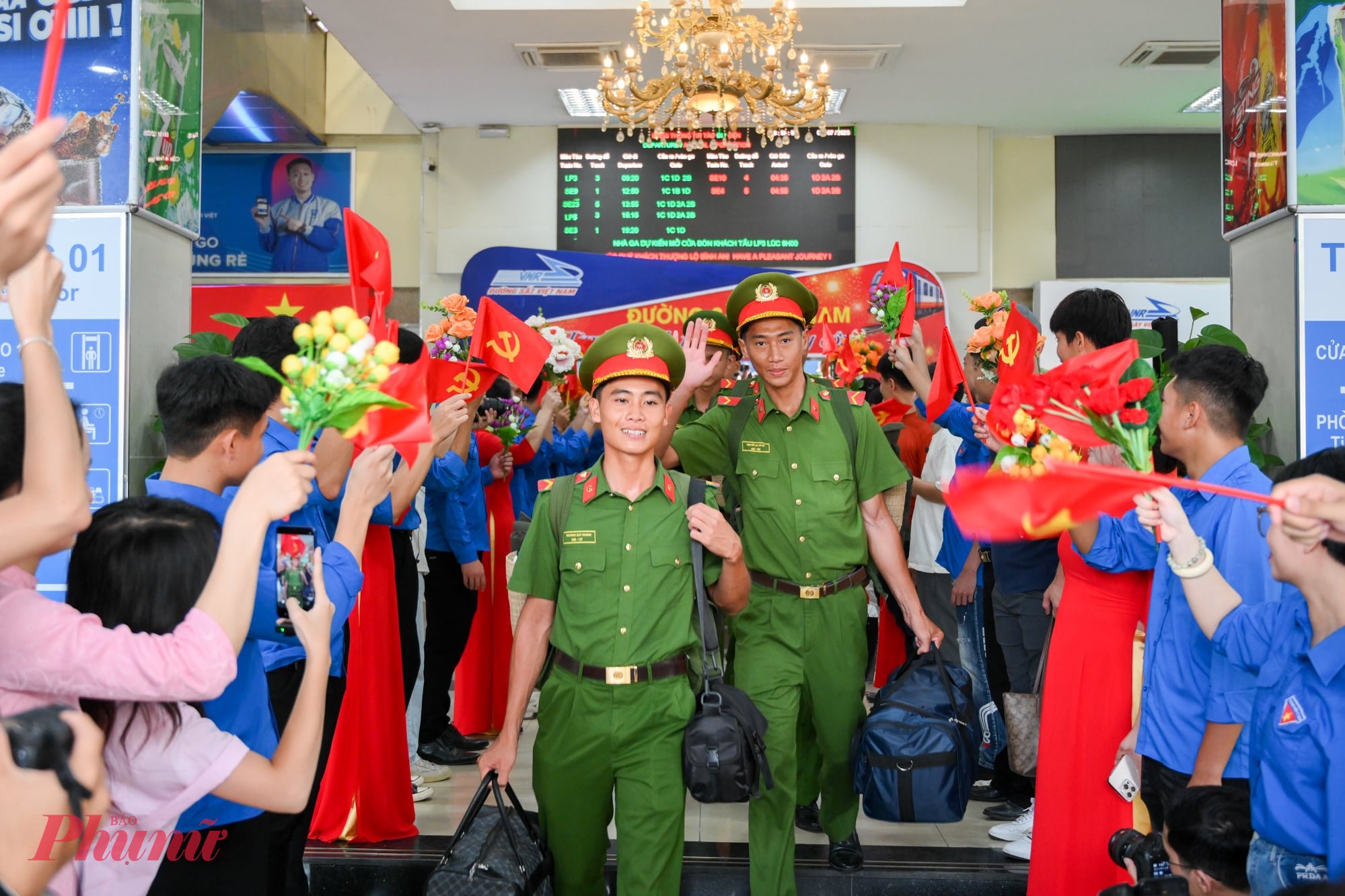 trong sự chào đón nồng nhiệt của người dân thủ đô và các đồng đội.