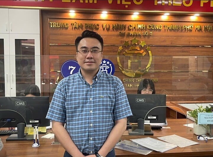 Anh Đinh Công Thành – Chuyên viên chi nhánh số 3, Trung tâm Hành chính công TP Hà Nội - chia sẻ về quy trình mới tại Trung tâm. (Ảnh: Đỗ Huệ)