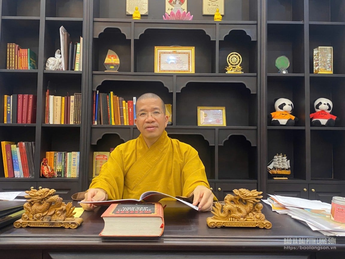 Đại đức Thích Bản Chung, Phó Trưởng Ban Thường trực Ban Trị sự Giáo hội Phật Giáo Việt Nam tỉnh Lạng Sơn nghiên cứu dự thảo báo cáo chính trị 