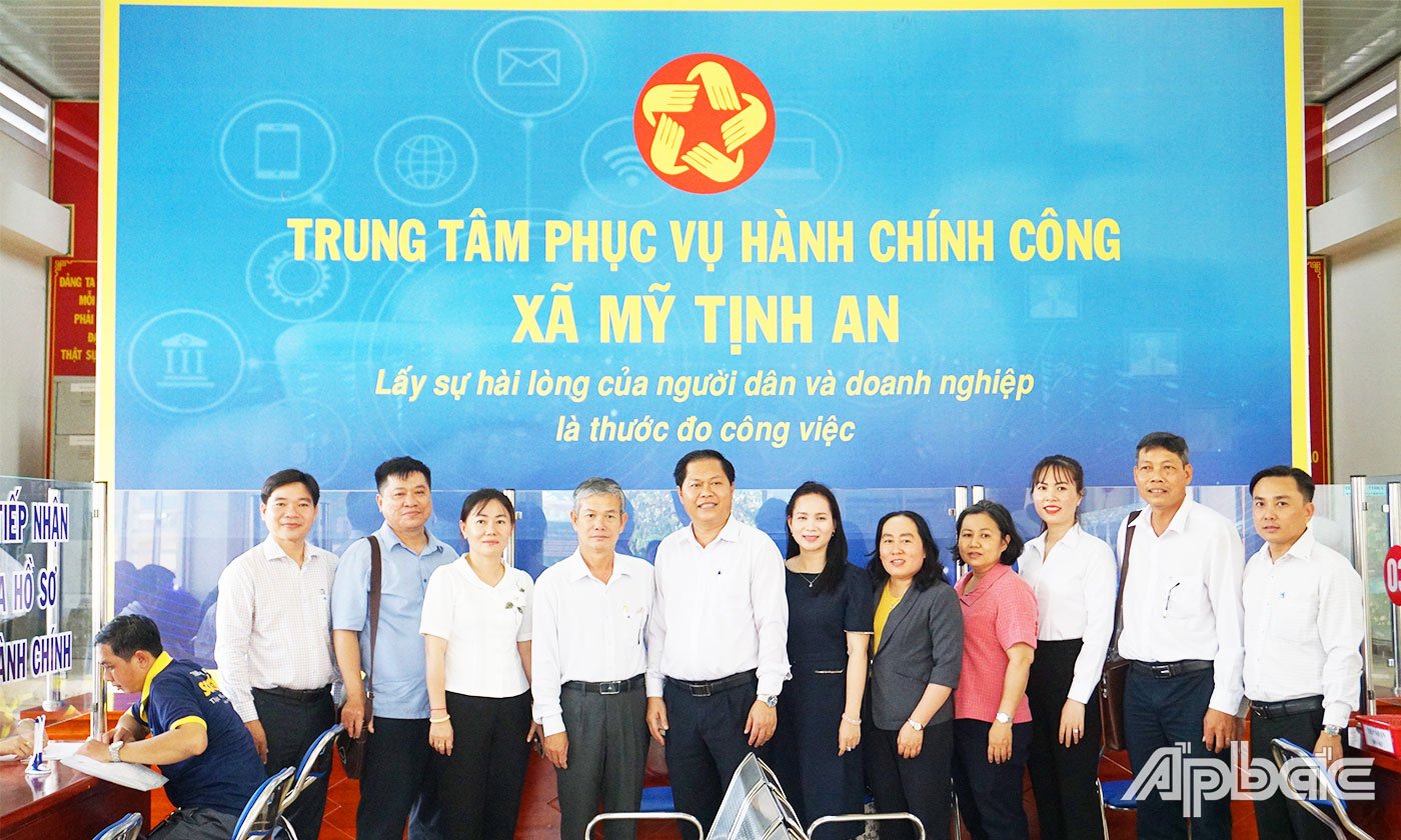 Đồng chí Đinh Văn Dũng, Ủy viên Ban Thường vụ Tỉnh ủy, Phó Chủ tịch Thường trực Uỷ ban MTTQ Việt Nam tỉnh kiểm tra thực tế bộ phận “Một cửa” tại xã Mỹ Tịnh An 