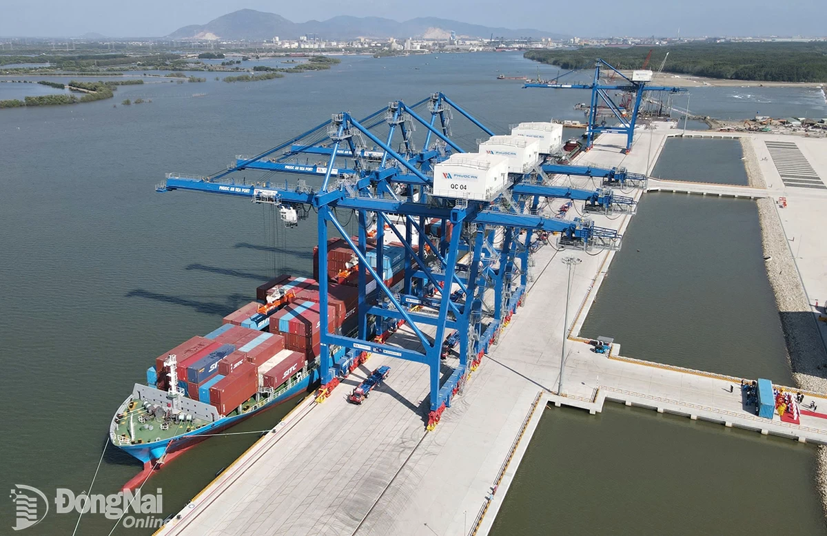 Hoạt động xếp dỡ hàng hóa, hỗ trợ tàu vào cảng tại Cảng Phước An (xã Phước An).