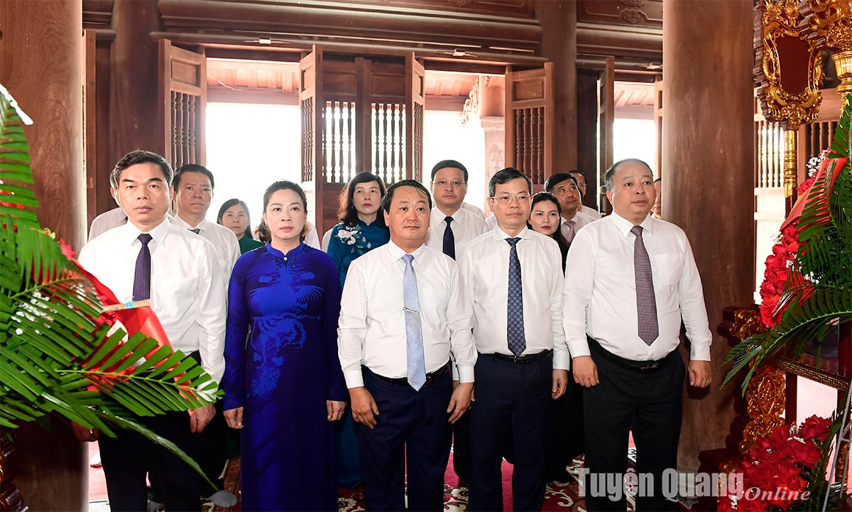 Bí thư Tỉnh ủy Hầu A Lềnh cùng các đồng chí lãnh đạo tỉnh dâng hương tại Khu tưởng niệm Chủ tịch Hồ Chí Minh và các vị tiền bối cách mạng.