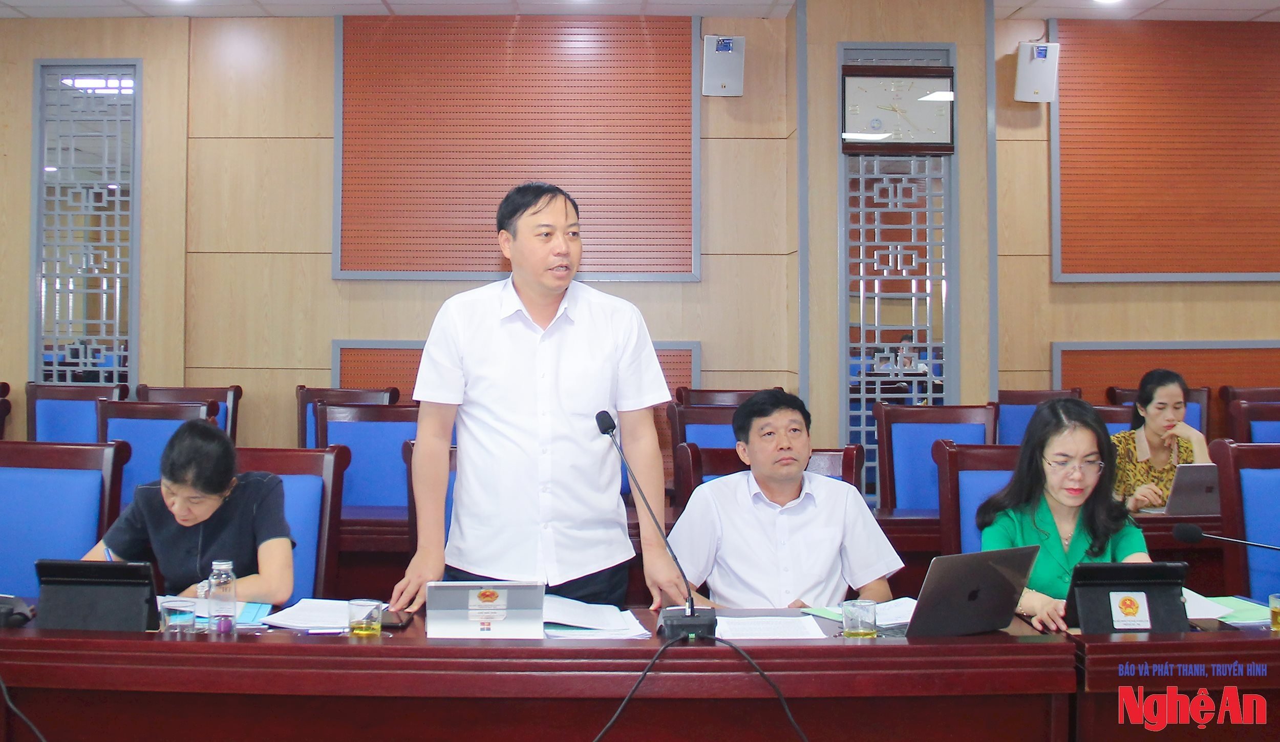  Trưởng ban Văn hoá và Xã hội HĐND tỉnh nêu ý kiến thẩm tra tại cuộc họp thẩm tra. 