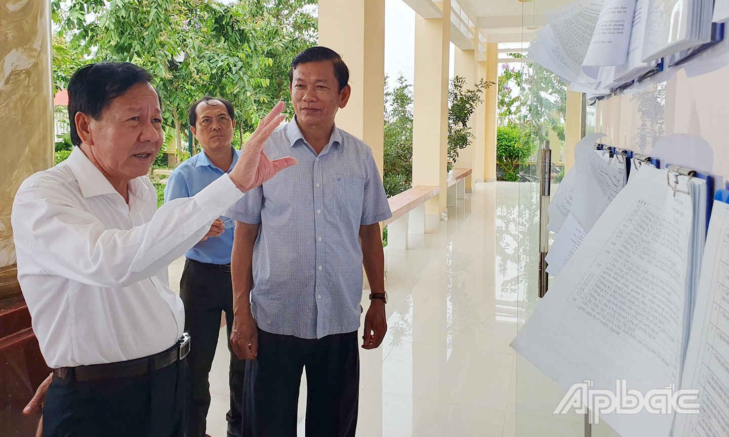 Đồng chí Phan Văn Hợp kiểm tra  tại Trung tâm phục vụ hành chính công xã Tân Phú Đông.
