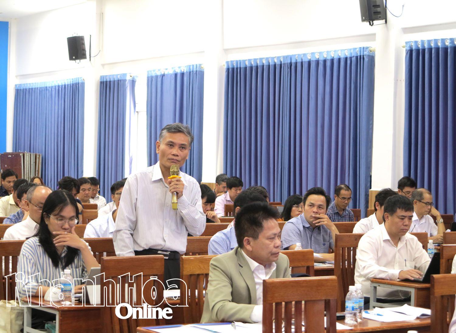 តំណាងសាកលវិទ្យាល័យបានផ្តល់យោបល់របស់គាត់។