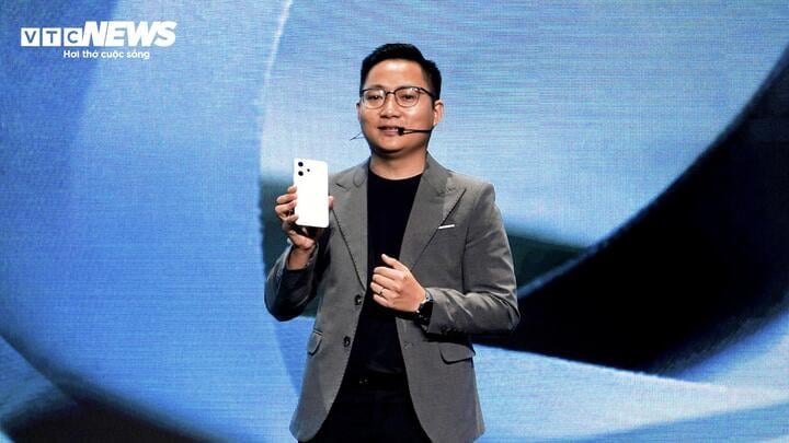 Giám đốc Sản phẩm của OPPO Việt Nam chia sẻ tại sự kiện. (Ảnh: Mạnh Hùng)
