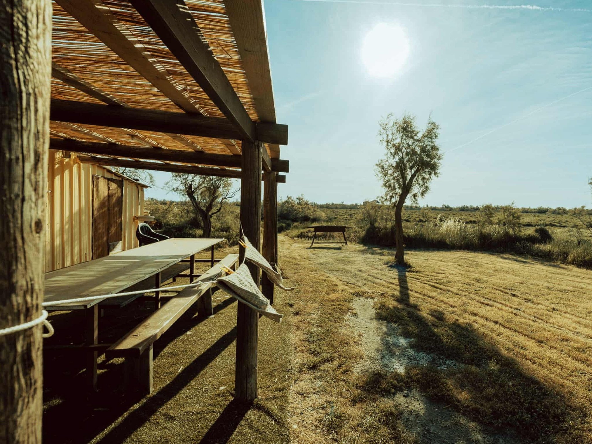 Không chỉ đơn thuần là công trình kiến trúc, những túp lều cabanon ở vùng Camargue, Pháp là nhân chứng cho một bề dày lịch sử, gắn bó chặt chẽ với đời sống truyền thống nơi miền đất hoang dã này. Kiến trúc độc đáo của chúng được thiết kế để chống chọi với thời tiết và hòa mình một cách tự nhiên vào khung cảnh đặc trưng của ao hồ và đầm lầy. Ảnh: Maxime Varinard.