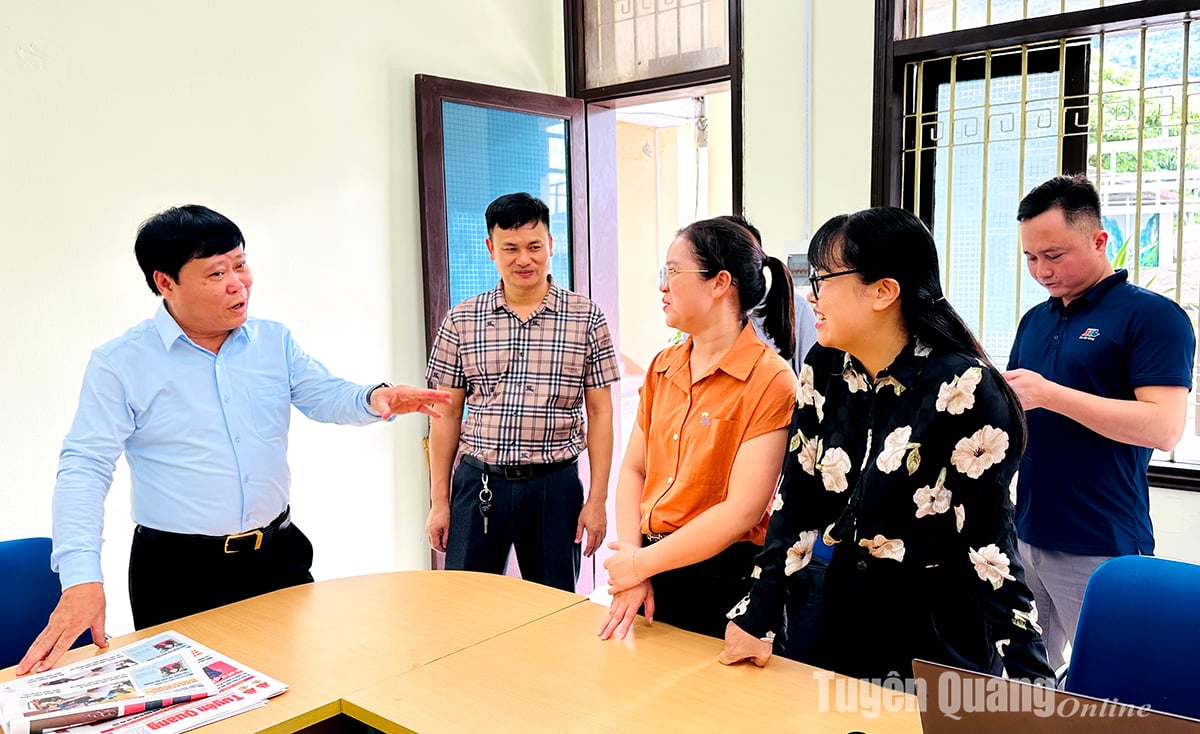 Đồng chí Tổng Biên tập khảo sát cơ sở vật chất tại trụ sở ở phường Hà Giang 2.