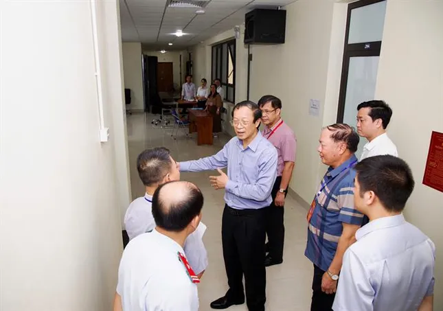 Thứ trưởng Giáo dục 'vi hành', chấm thi tốt nghiệp sẽ ra sao? ảnh 1