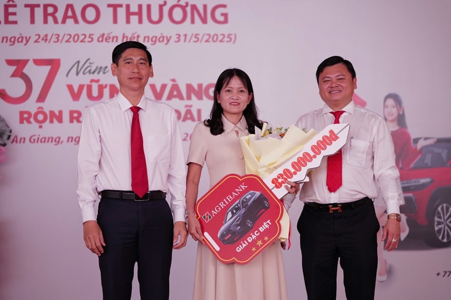Agribank trao Giải Đặc biệt 01 ô tô cho khách hàng may mắn trong chương trình “37 năm vững vàng - Rộn ràng ưu đãi”- Ảnh 1.