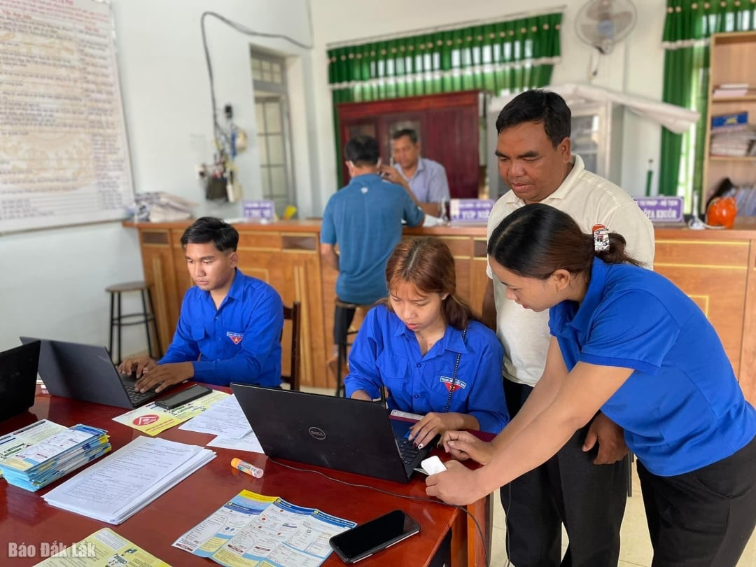 Thanh niên tình nguyện hỗ trợ người dân thực hiện thủ tục hành chính. 