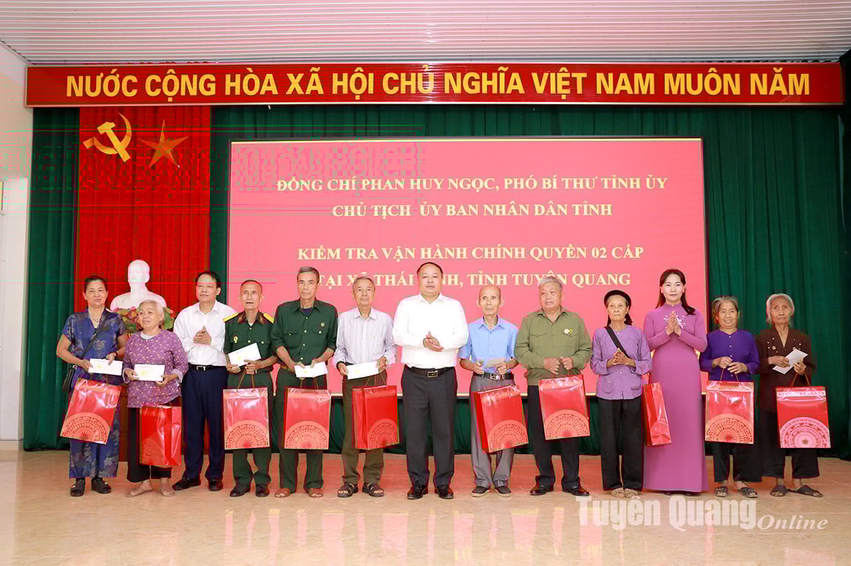 Chủ tịch UBND tỉnh Phan Huy Ngọc tặng quà các gia đình chính sách của xã Thái Bình.