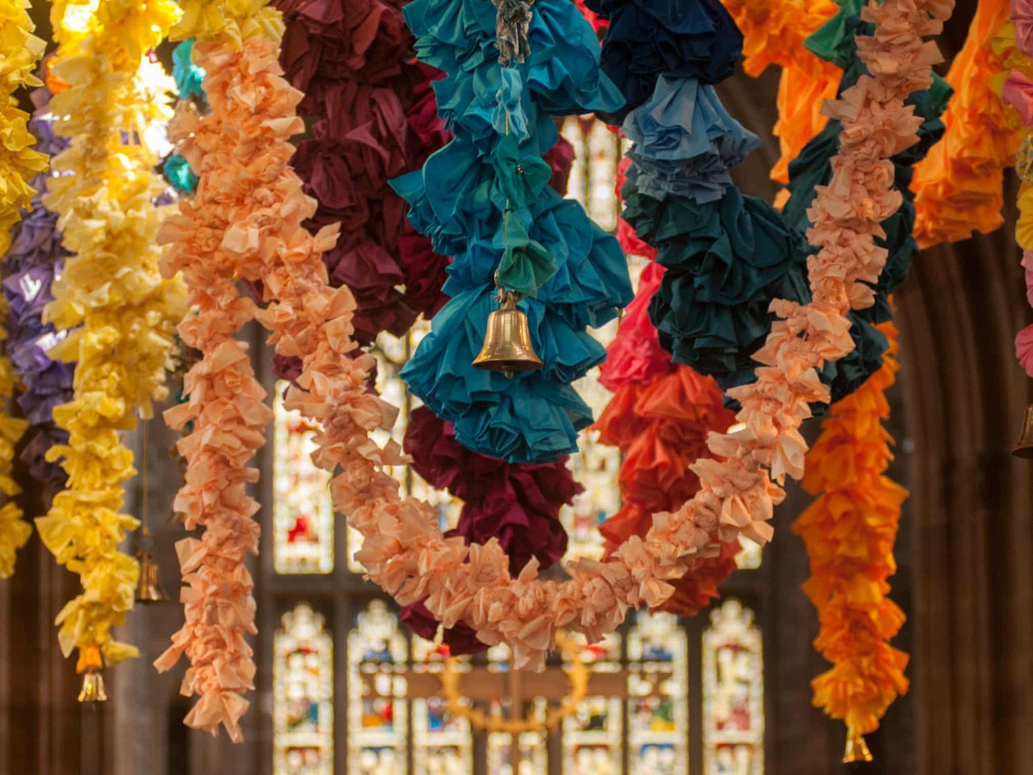 Tác phẩm nghệ thuật sắp đặt Flowers of the Earth của nghệ sĩ Saroj Patel đã biến nhà thờ Rotherham Minster thành một khu vườn rực rỡ sắc màu, nơi mỗi bông hoa góp phần tạo nên một không gian hài hòa, sống động và gắn kết. Đây là một phần trong khuôn khổ Liên hoan WOW (Women of the World) Rotherham 2025 ở Anh. Ảnh: Tim Dennell.