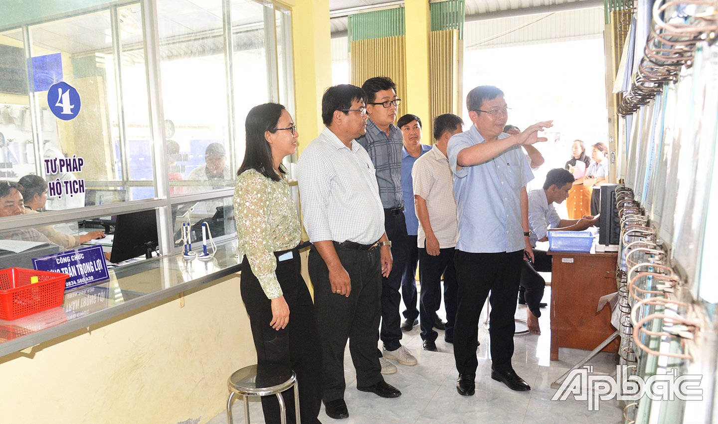 សមមិត្ត Phan Van Thuong និងគណៈប្រតិភូខេត្តបានពិភាក្សាជាមួយមន្ត្រី និងមន្ត្រីរាជការនៃមជ្ឈមណ្ឌលសេវាសាធារណៈឃុំ Ngu Hiep អំពីគុណសម្បត្តិ និងការលំបាកក្នុងការអនុវត្តគំរូរដ្ឋាភិបាល២កម្រិត។