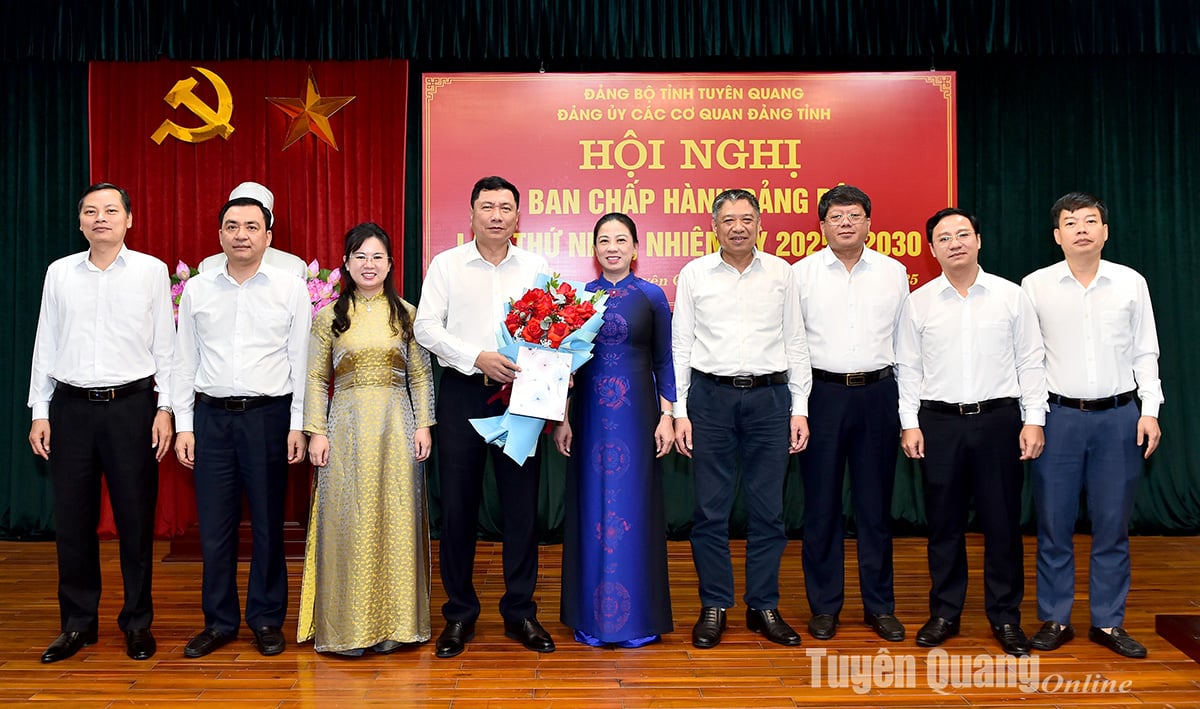 Các đồng chí Ban Thường vụ Đảng ủy các cơ quan Đảng tỉnh tặng hoa đồng chí Phùng Tiến Quân, Trưởng Ban Nội chính Tỉnh ủy thôi giữ chức Phó Bí thư Thường trực Đảng ủy các cơ quan Đảng tỉnh.