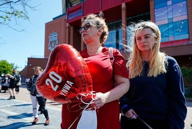 HLV Klopp đau đớn tột cùng, CĐV Liverpool đặt vòng hoa ở sân Anfield tưởng nhớ Diogo Jota - Ảnh 4.