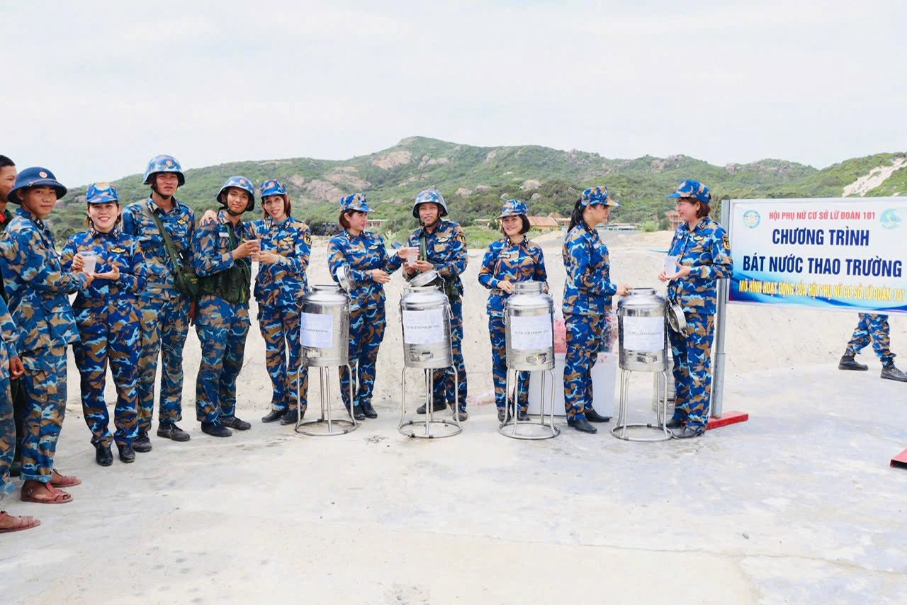 Các hội viên phụ nữ tiếp sức cho các chiến sĩ với mô hình Bát nước thao trường.