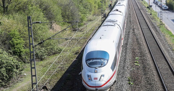 Officially allowing private sector to build high-speed railway