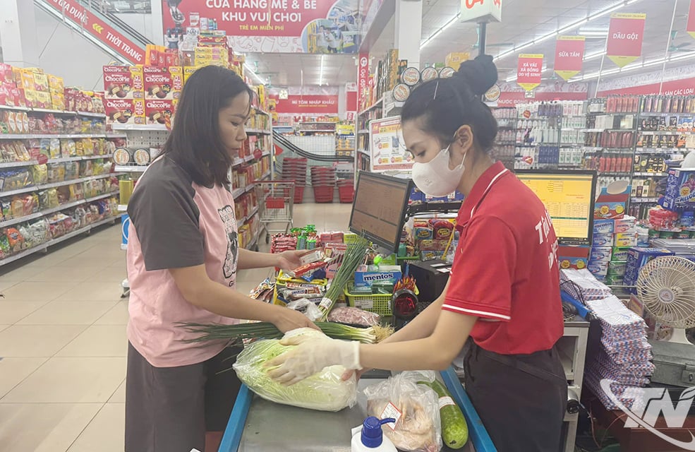ថ្វីត្បិតតែទីផ្សារបន្លែបៃតងនៅទីផ្សារក្នុងខេត្តមានការប្រែប្រួលក៏ដោយ ប៉ុន្តែតម្លៃទំនិញនៅផ្សារទំនើប Minh Cau នៅតែមានស្ថិរភាព។