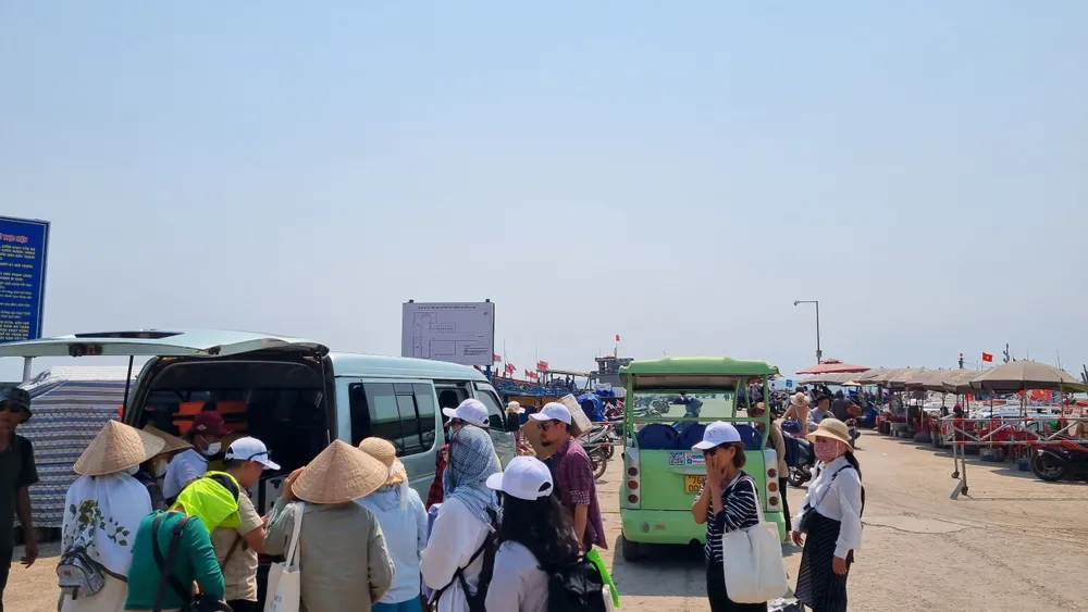 du khách tham quan lý sơn năm 2024