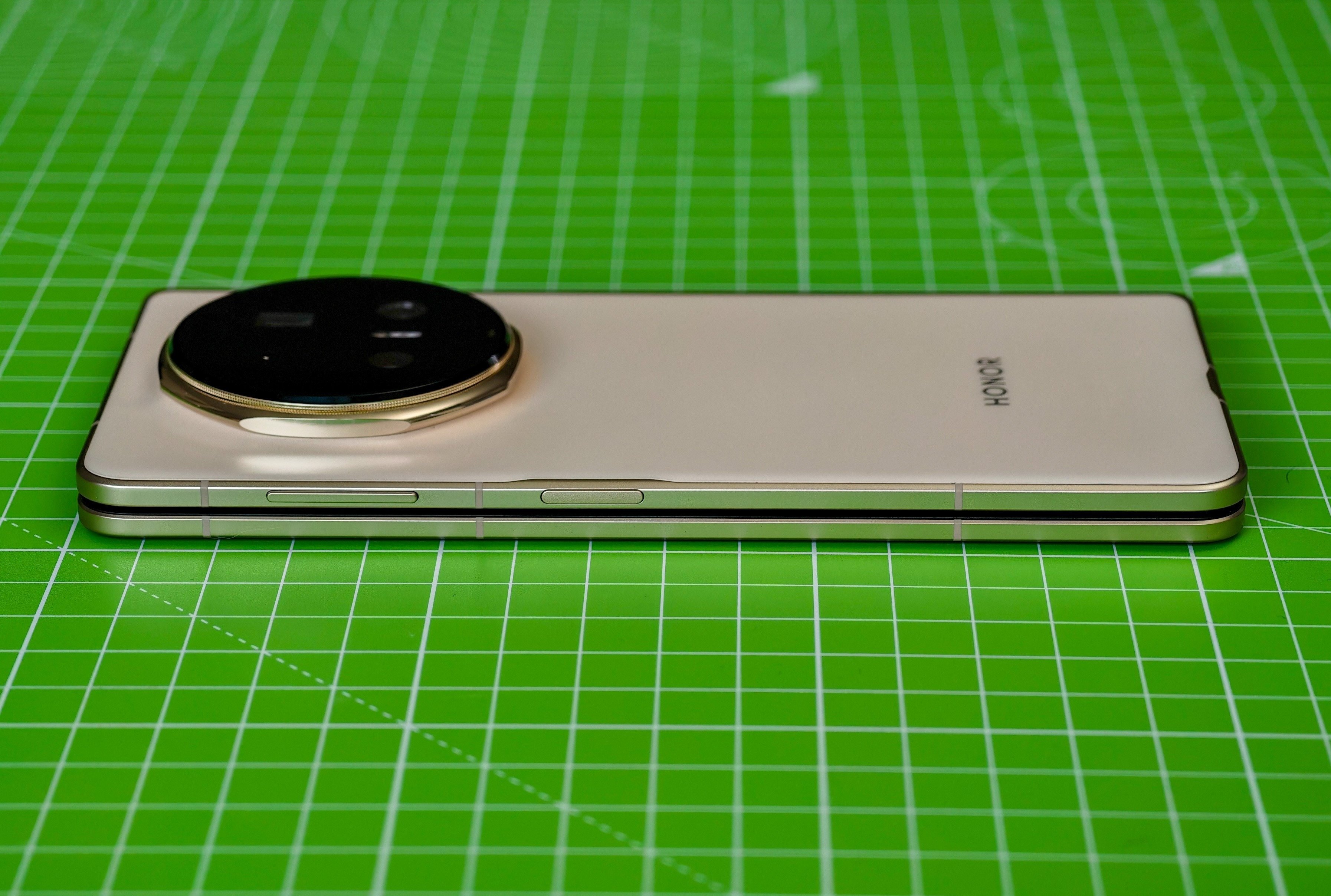 smartphone man hinh gap,  smartphone gap Samsung,  Honor Magic V5,  smartphone sieu mong anh 3