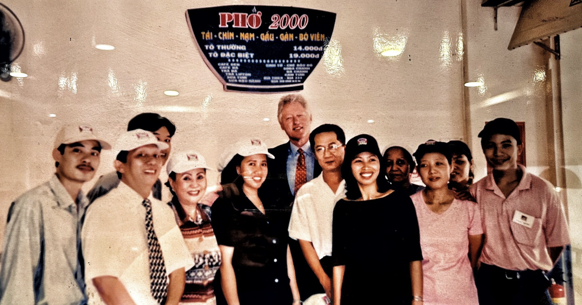 Ben Thanh Ward has the most expensive sidewalk noodles in Ho Chi Minh City, Pho 2000 where US presidents stopped to enjoy