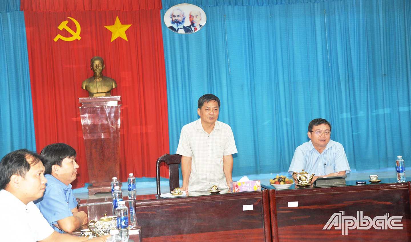សមមិត្ត Truong Van Chung លេខាគណៈកម្មាធិការបក្សឃុំ Ngu Hiep បានរាយការណ៍អំពីលទ្ធផលរយៈពេល 3 ថ្ងៃនៃប្រតិបត្តិការគំរូរដ្ឋាភិបាលថ្នាក់មូលដ្ឋានចំនួន 2 ។