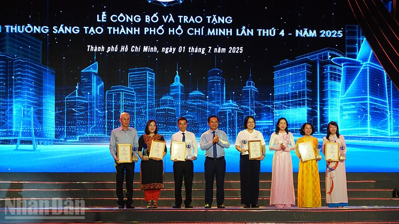 Die Politiker von Ho-Chi-Minh-Stadt verliehen den Innovationspreis im Bereich Staatsmanagement. (Foto: MANH HAO)