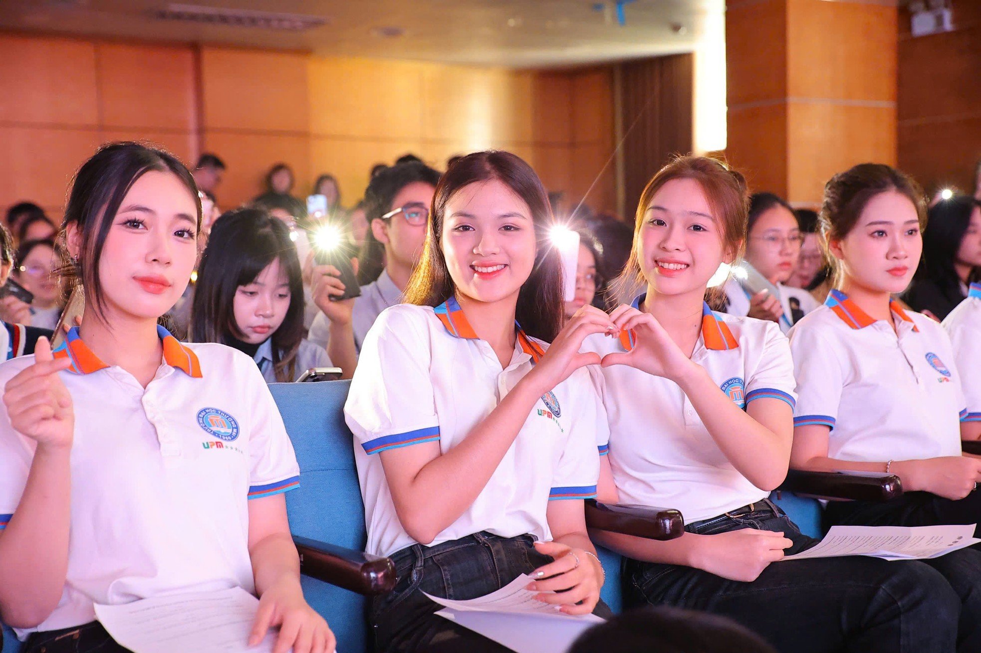 Lần đầu tiên, chuỗi sự kiện tuyển sinh Hoa hậu Việt Nam 2024 được tổ chức quy mô, chuyên nghiệp khắp ba miền, khởi đầu tại Học viện Ngoại giao (9/1), tiếp đến Trường Khoa học Liên ngành và Nghệ thuật - ĐH Quốc gia Hà Nội (13/1), Trường Đại học Ngoại ngữ - Đại học Đà Nẵng (15/1), Trường ĐH Ngân hàng TPHCM (24/2), Trường ĐH Mở TPHCM (25/2), Trường ĐH Tài chính - Marketing (26/2) và khép lại tại Đại học Huế (28/2). Đây cũng là lần đầu tiên Hoa hậu Việt Nam có cổng đăng ký trực tuyến bên cạnh các hình thức đăng ký, nộp hồ sơ truyền thống.