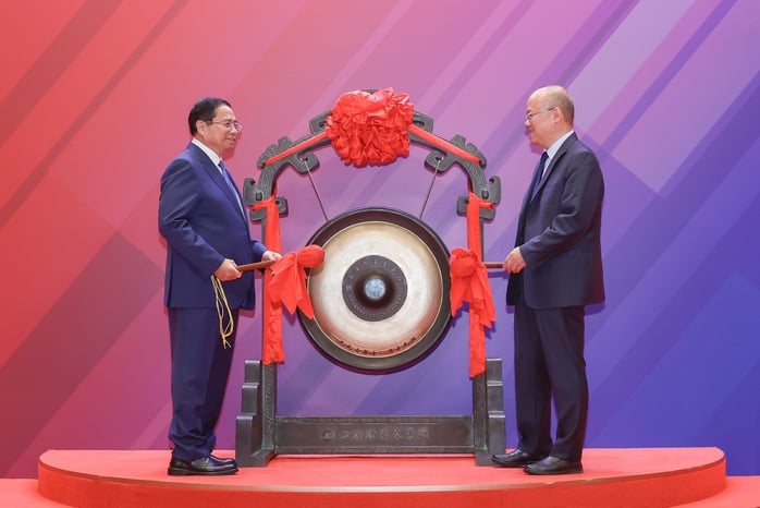Thủ tướng thăm Sở Giao dịch Chứng khoán Thượng Hải, đề xuất hợp tác phát triển trung tâm tài chính- Ảnh 1.