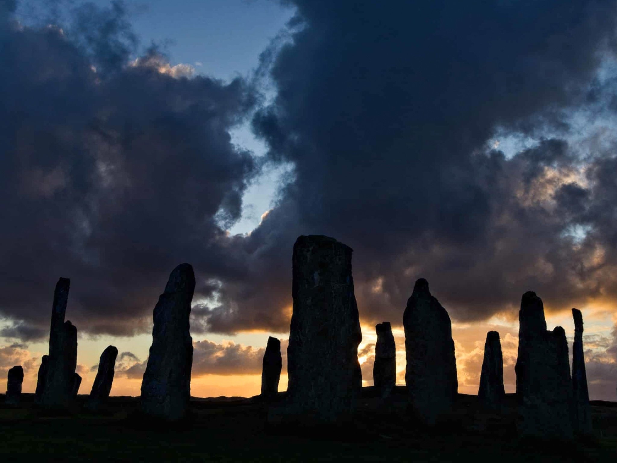 Những tảng đá Calanais dựng đứng dưới ánh hoàng hôn ở Isle of Lewis, Outer Hebrides, Anh. Ảnh: Barry Thomas.
