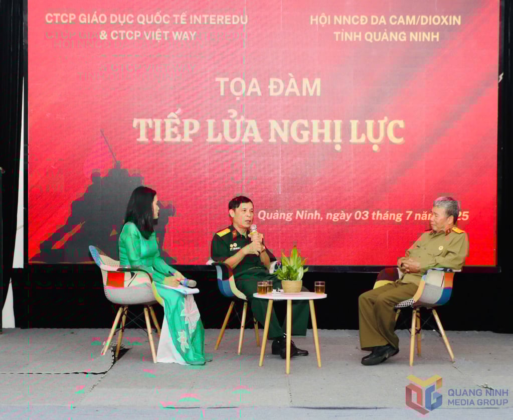 Ông Đỗ Hữu Vĩnh, cựu chiến binh phường Việt Hưng và ông Đặng Đình Thúy, đại diện Hội nạn nhân chất độc da cam/dioxin tỉnh chia sẻ tại buổi tọa đàm. Ảnh: CTV Phương Thảo.