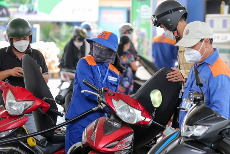 តម្លៃ​សាំង​ធ្លាក់​ចុះ​ខ្លាំង​ចាប់​ពី​ម៉ោង​៣​រសៀល​ថ្ងៃ​ទី​៣ ខែ​កក្កដា