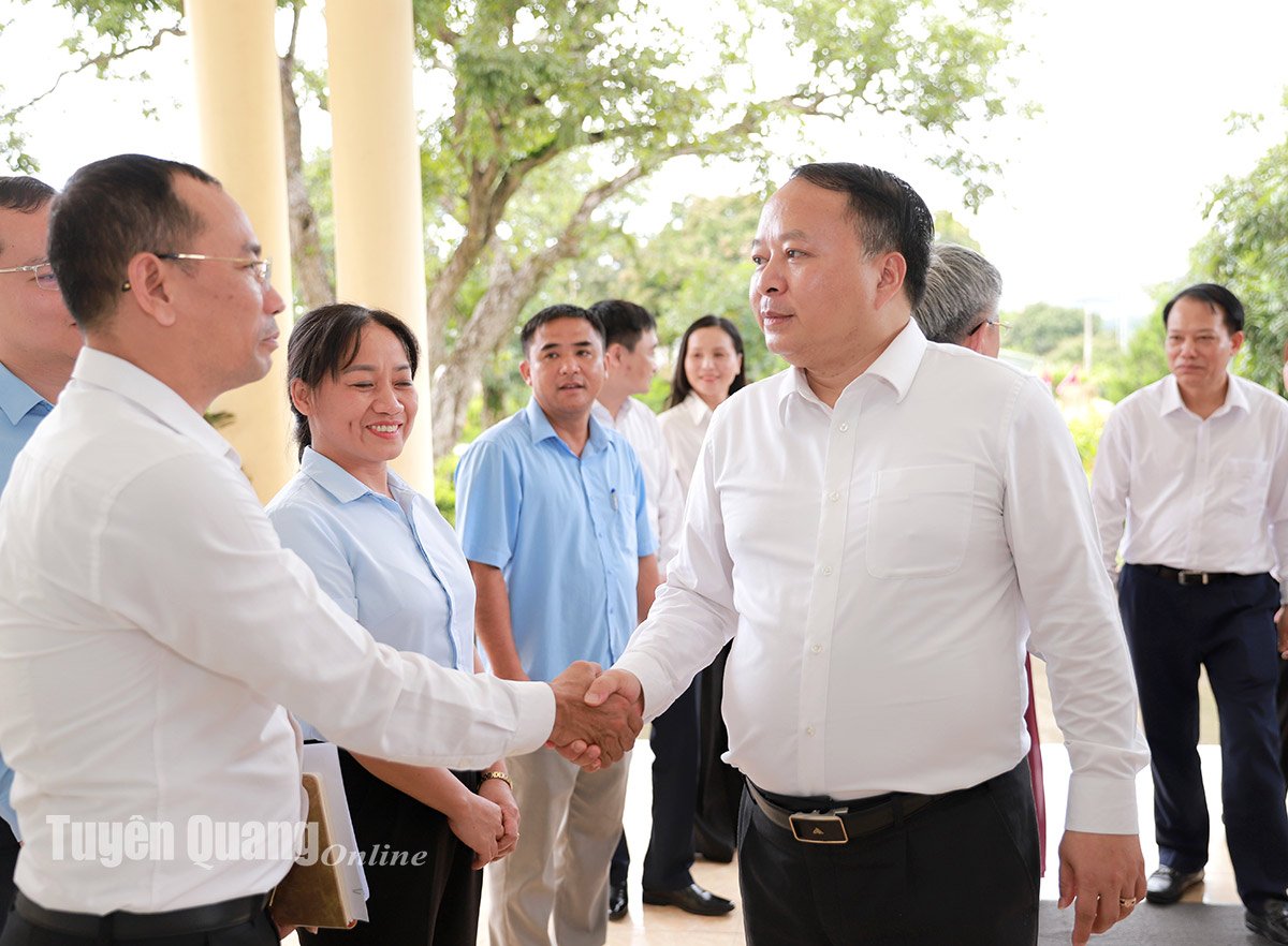 Chủ tịch UBND tỉnh Phan Huy Ngọc động viên cán bộ xã Thái Bình.