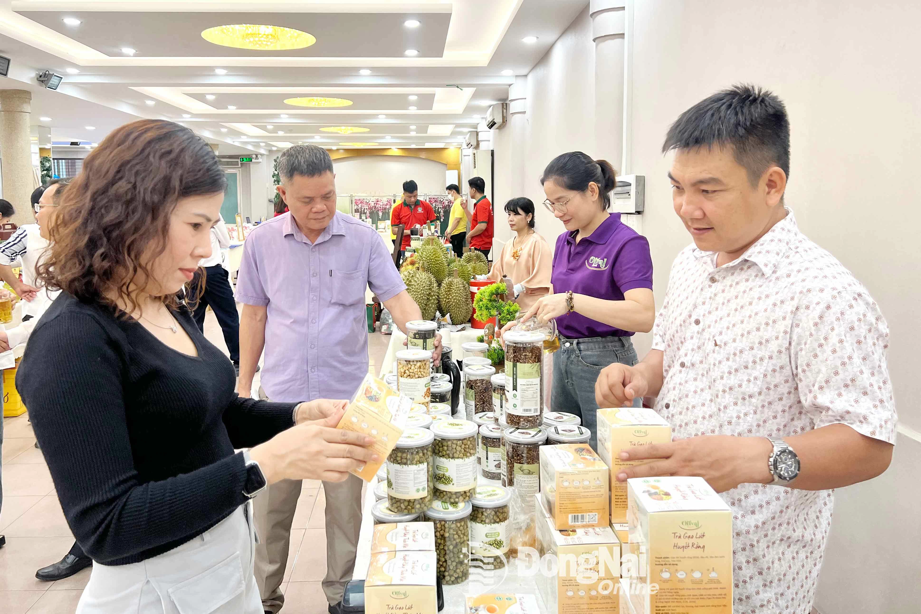 Các doanh nghiệp, chủ thể OCOP tham gia quảng bá, giới thiệu sản phẩm tại một hội nghị kết nối giao thương với hệ thống phân phối tại Đồng Nai vào tháng 5-2025.  Ảnh: Hải Quân