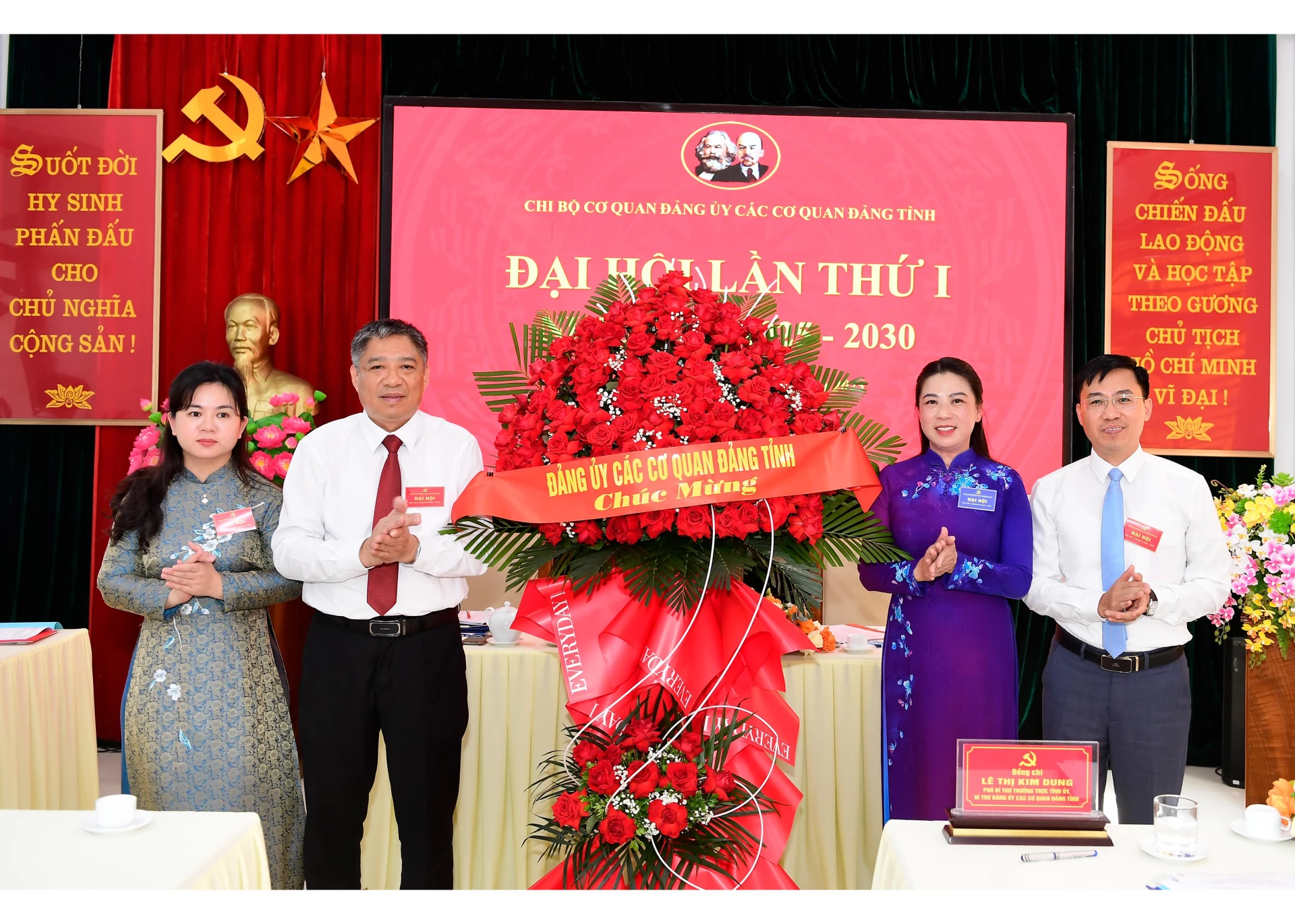 Đặc biệt chú trọng công tác xây dựng chi bộ trong sạch, vững mạnh, gương mẫu